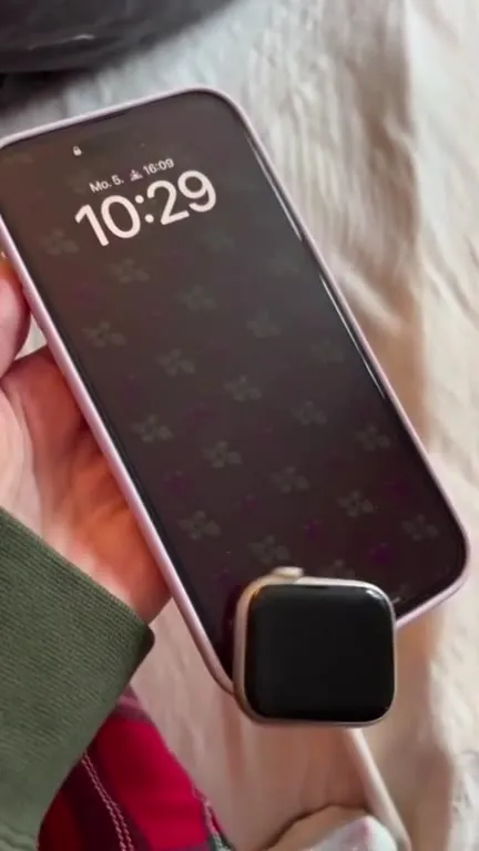 Apple Watch klebt am iPhone