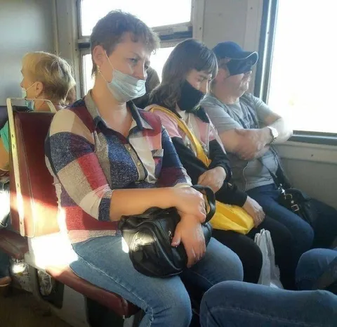Пассажиры в электричке