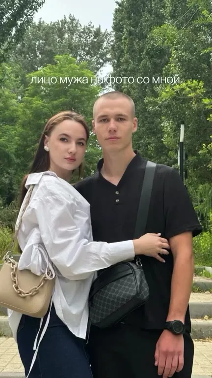 Лицо мужа на всех фото