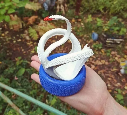 Странная скульптура из синей основы