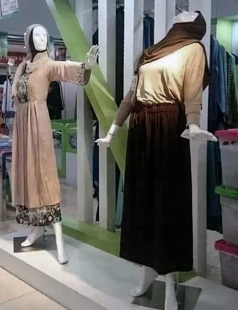 Манекены в витрине магазина