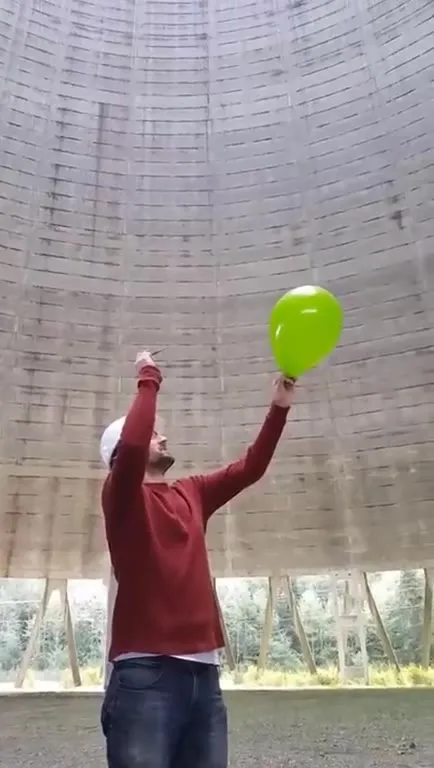 Зелёный шар улетает в небо