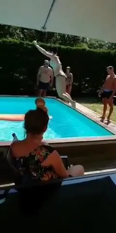 Неудачный прыжок в бассейн