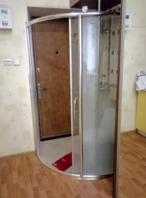 Душевая кабина перед дверью