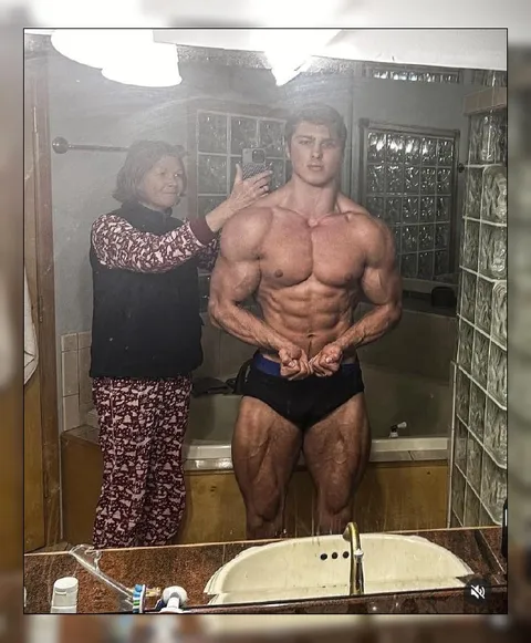 Мама фотографирует бодибилдера