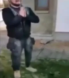 Мужчина танцует со сложенными руками