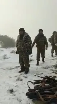 Солдаты на заснеженной позиции