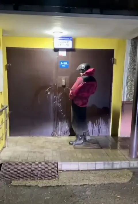 Курьер перепутал дверь
