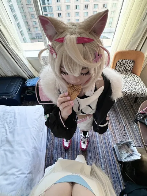 Кошкодевушка ест печенье