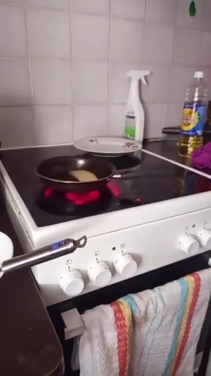 Танцующая еда на сковороде
