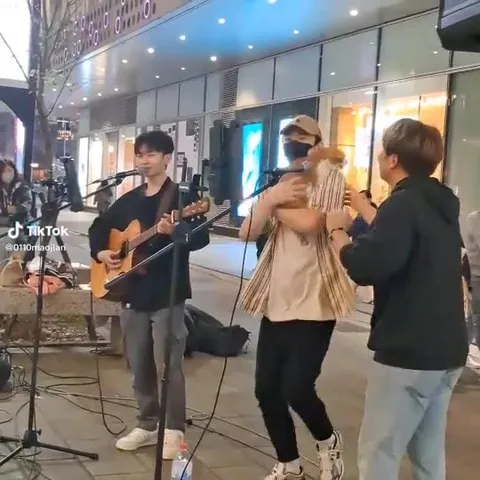 Уличный музыкант и танцующий кот