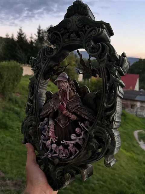 Мрачная фигурка с младенцами
