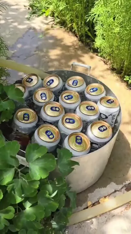 Танцующие банки в ведре со льдом