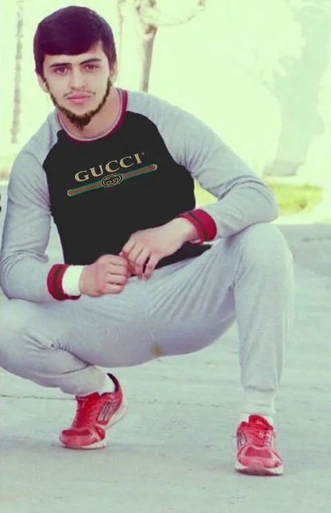 Парень в костюме Gucci
