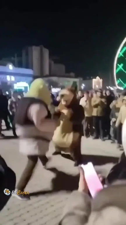 Шрек танцует с медведем