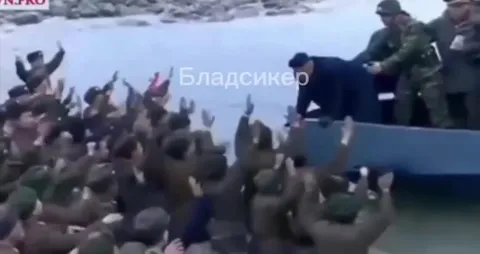 Ким Чен Ын уезжает от солдат