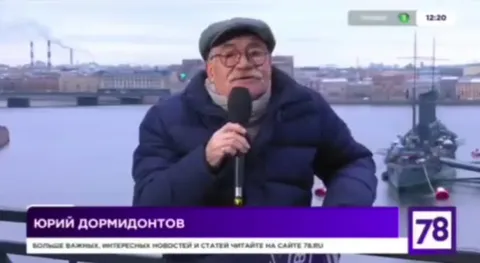 Пожилой ведущий читает новости на холоде