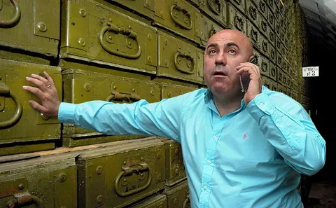 Иосиф Пригожин среди старых сундуков