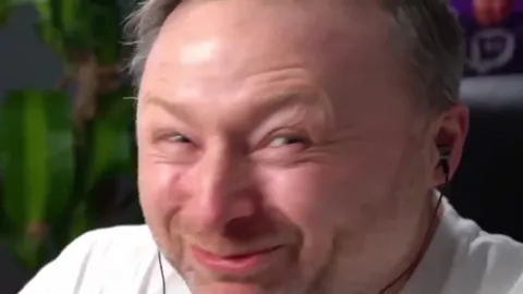 Безумный смех с искажённым лицом