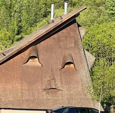 Уставшая крыша дома