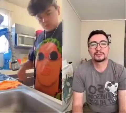 Lavando un peluche mientras habla