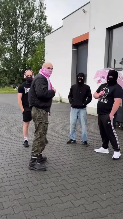Банда в розовом настроении