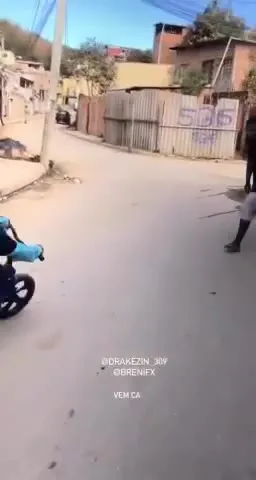 Мужчина чинит детский велосипед