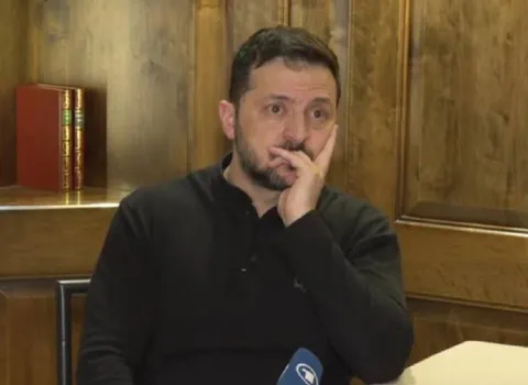 Задумчивый Зеленский на интервью