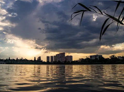 Городской закат над водой