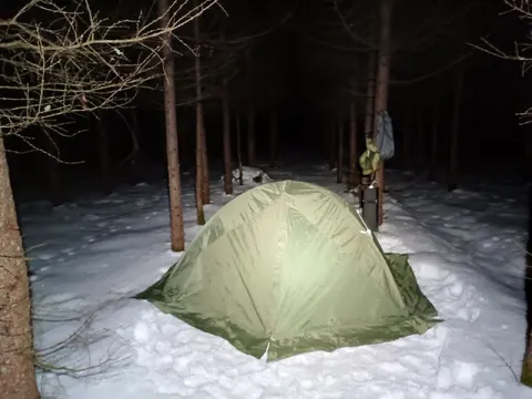 Палатка в зимнем лесу
