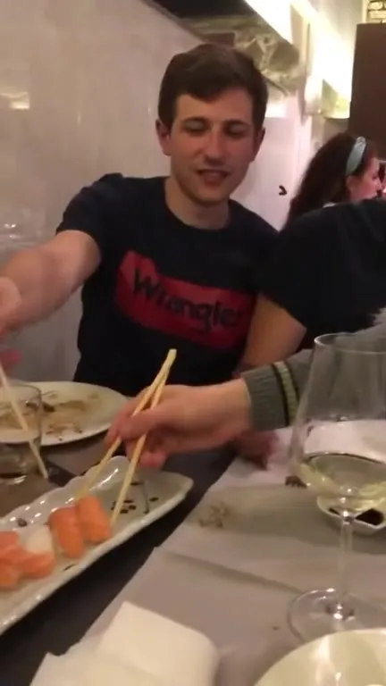Иисус накорми́л друга пиццей