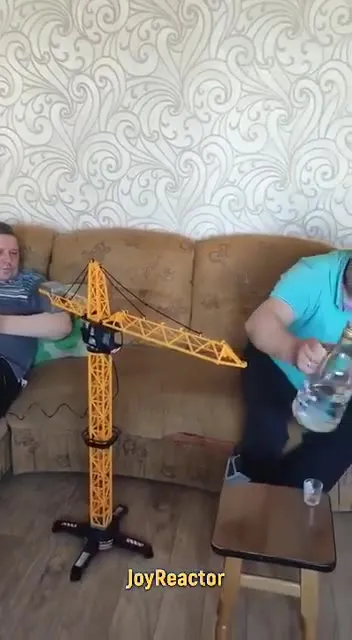 Удалённый крановщик доставляет выпивку