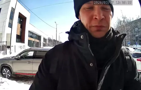 Мужчина у двери под музыку
