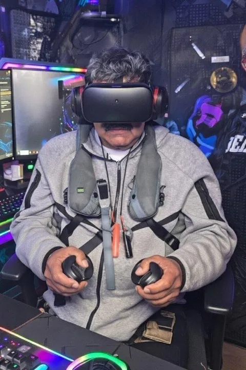 Человек в VR-шлеме за пультом