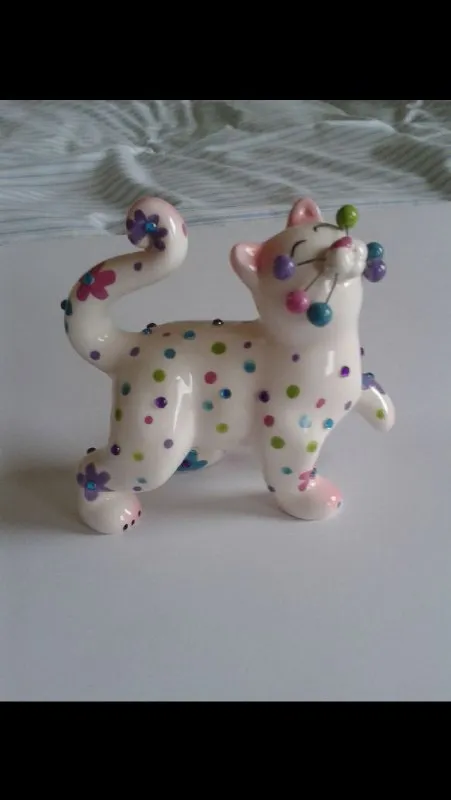 Пятнистая фарфоровая кошка