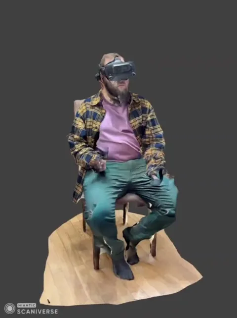 Мужчина в VR на стуле