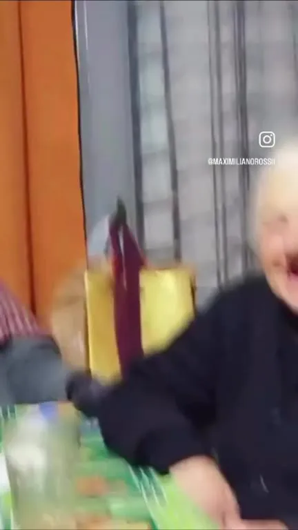 Брокколи смеётся за столом