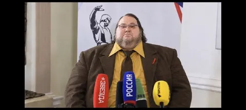 Мужчина на пресс-конференции