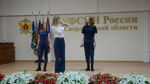 Передача микрофона на сцене