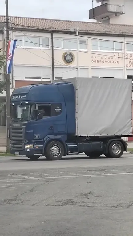Kamion se pretvara u psa