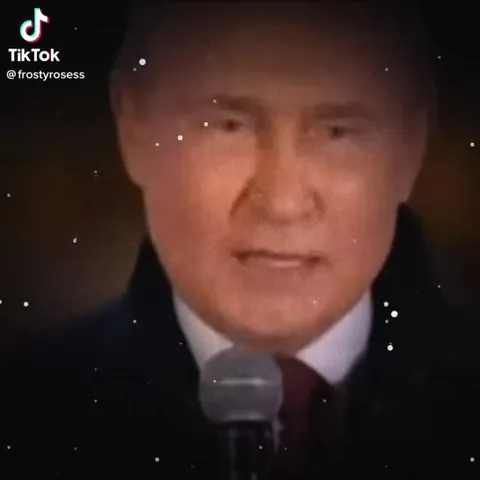 Путин у микрофона и Кремль