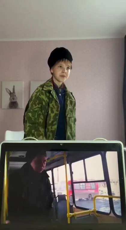 Мальчик повторяет пассажира в автобусе