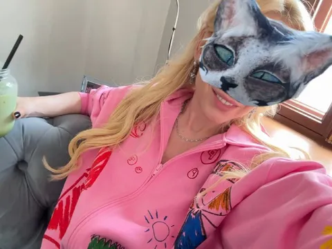Девушка в маске кошки