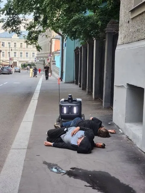 Робот охраняет пьяных друзей