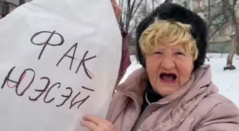 Бабушка с плакатом «РАК»