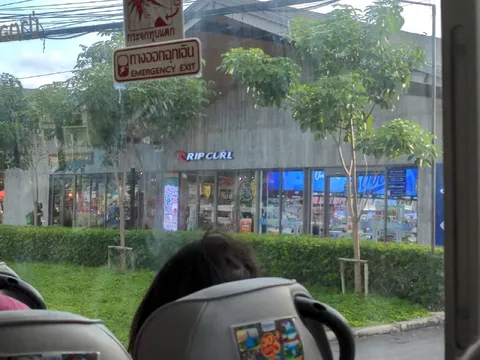ทางออกฉุกเฉินหน้าร้านริปเคิร์ล