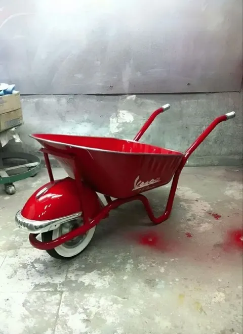 Красная тачка Vespa