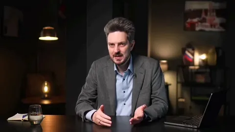 Мужчина меняет образы в кадре