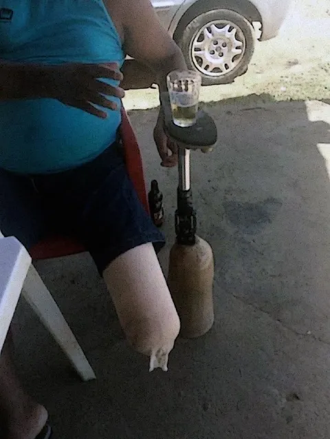 Нога с бокалом пива
