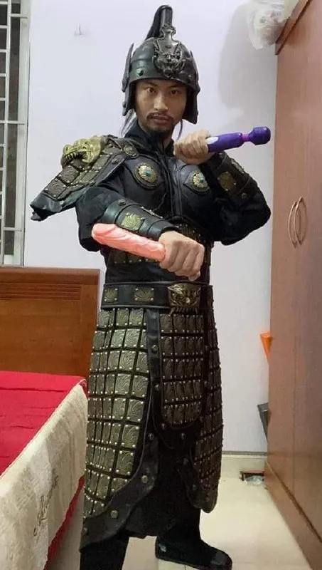 Воин с игрушечными мечами